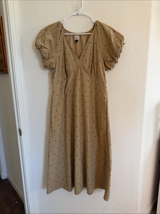 Universal Thread Dresses & Skirts - Universal Thread Tan Puff-Sleeve Maxi Dress with Tiny Print